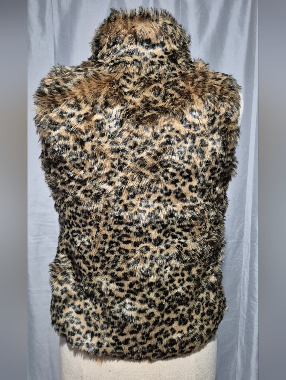 Cherokee Leopard Print Faux Fur Vest in Tan and Black - Picture 3 of 6